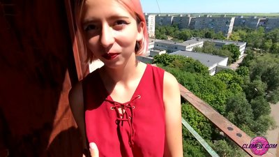 Studentin saugt einen Fremden im Outback - Sperma auf seinem Gesicht